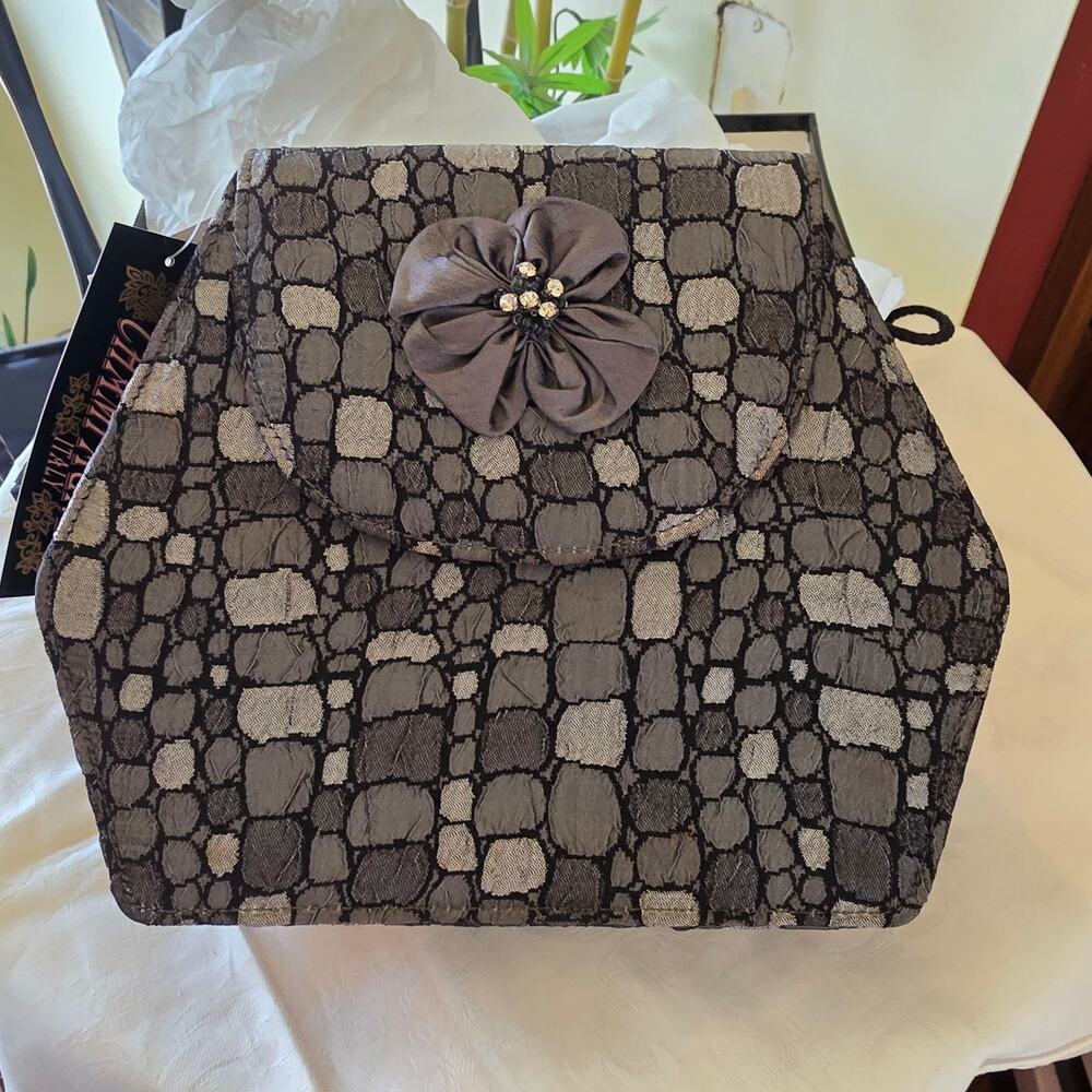 NIB Champagne Italy shades of grey "pebbles" hexagon purse‎
